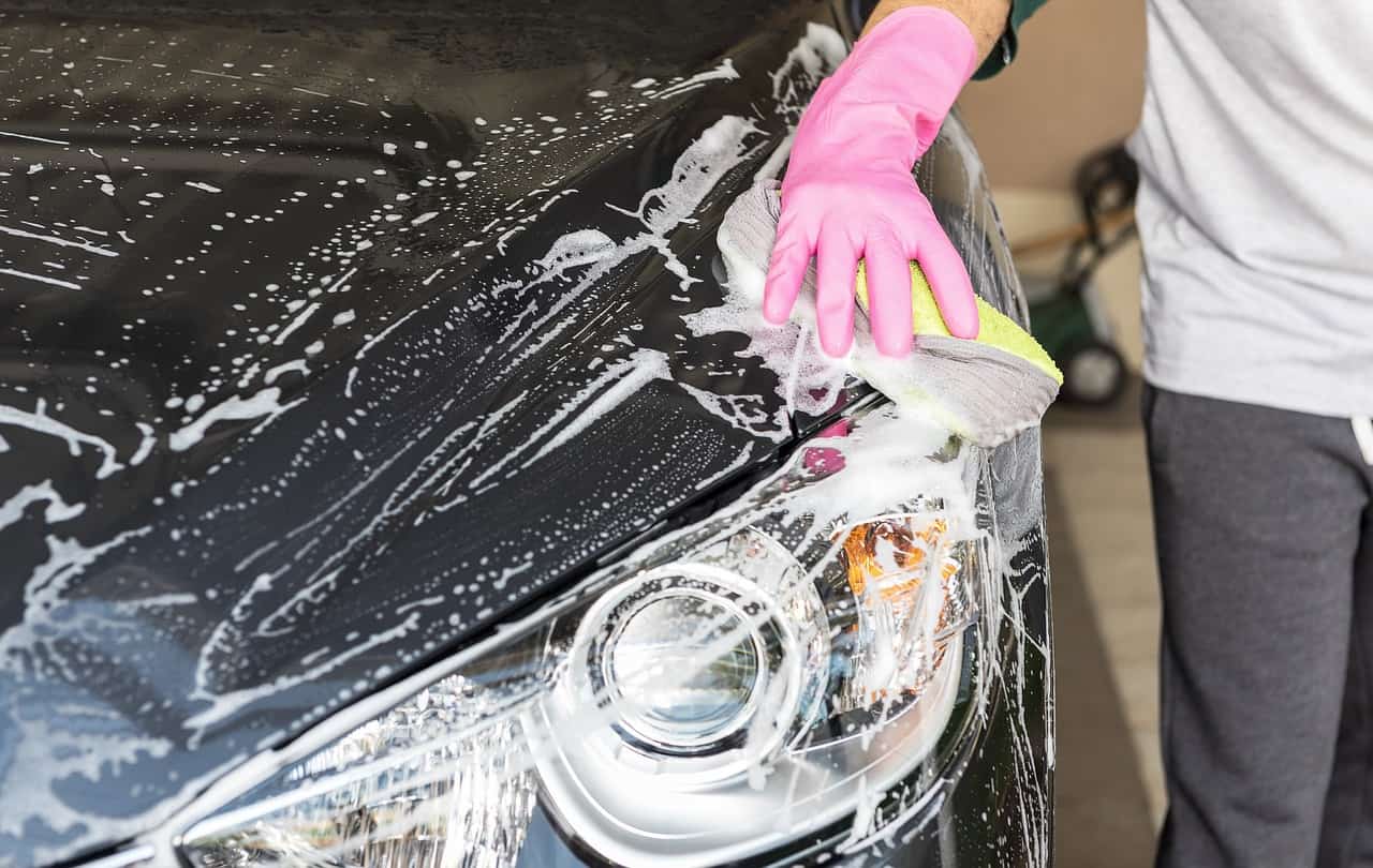 Mycie auta na parkingu lub własnej posesji – co można, a czego nie można?