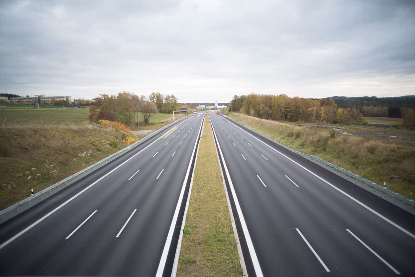 Autostrada czy normalna droga – co jest bardziej ekologiczne?