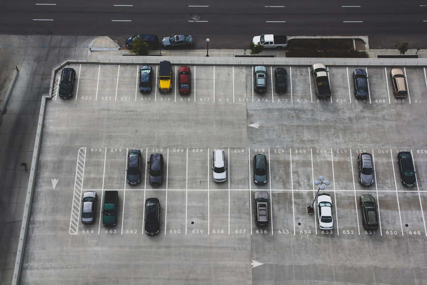 Co ma wpływ na bezpieczeństwo poruszania się po parkingu?