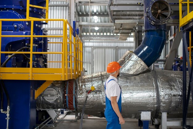 Jak systemy wentylacji i klimatyzacji przemysłowej wpływają na bezpieczeństwo i wydajność pracy w halach produkcyjnych?